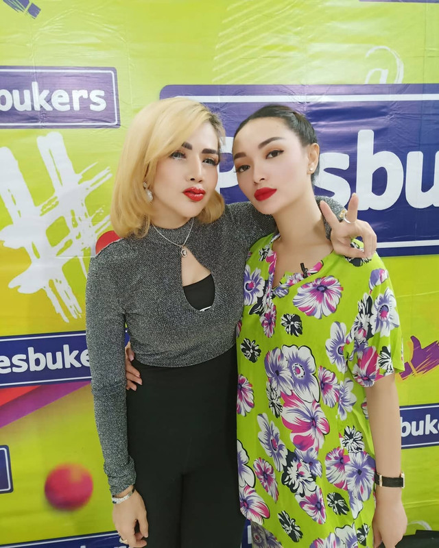 Barbie Kumalasari (kiri) dan Zaskia Gotik (kanan)