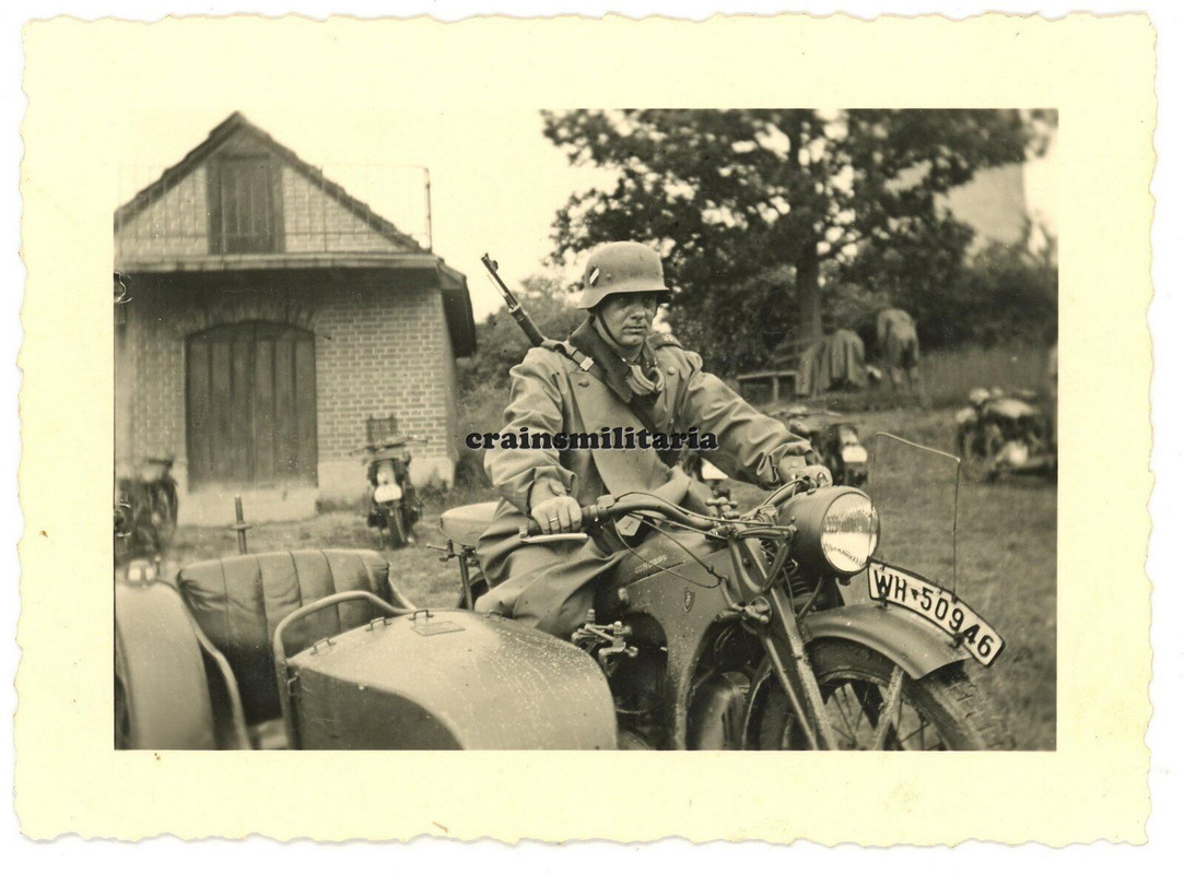 Orig. Foto Heer Kradmelder mit Zündapp Motorrad Mantel im Gelände