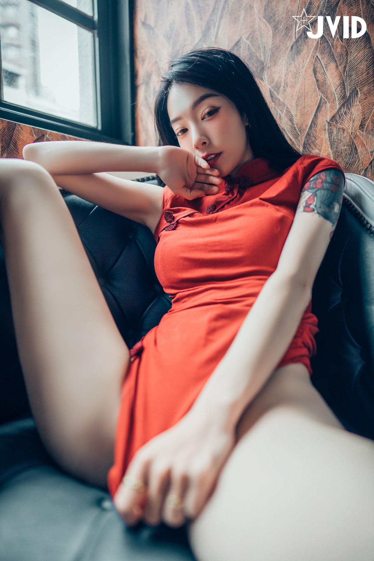 jvid 露出 色色旗袍写真，复古窗边的红衣纹身女孩插图5