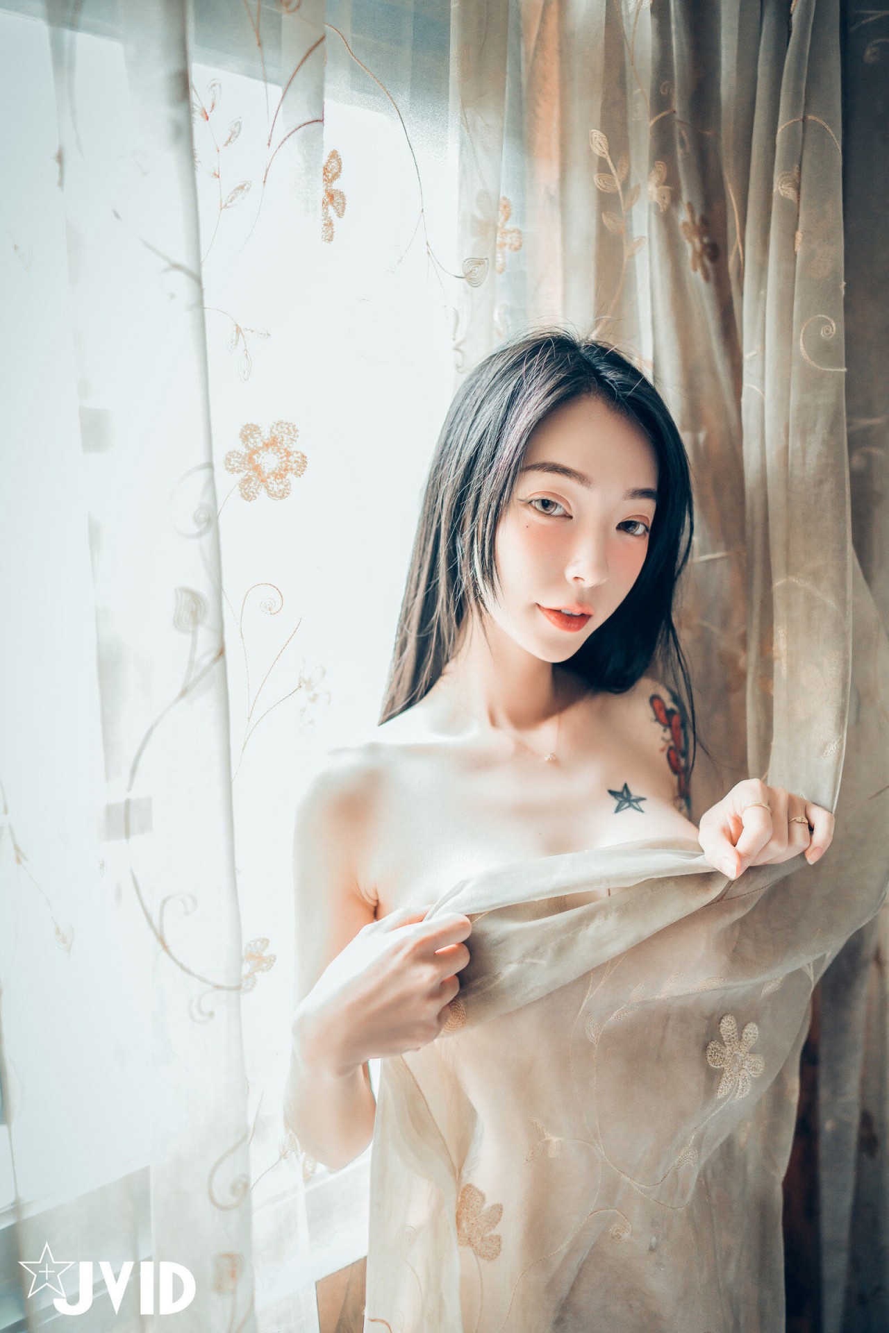 jvid 露出 色色旗袍写真，复古窗边的红衣纹身女孩插图4