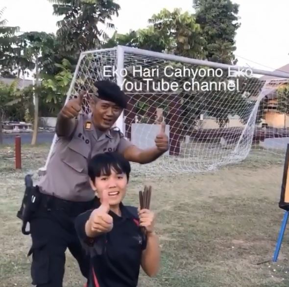 Eko Hari Cahyono saat mengajarkan cara melempar kayu