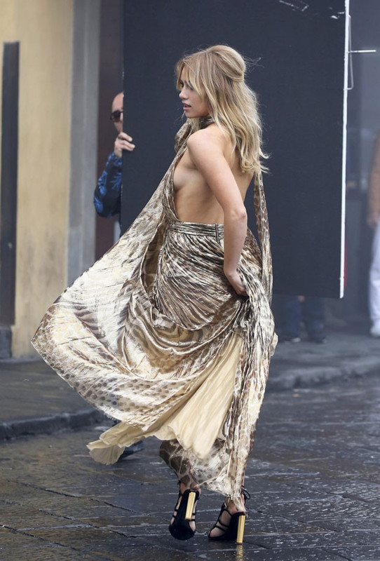 Suki-Waterhouse-boobs-oops-057