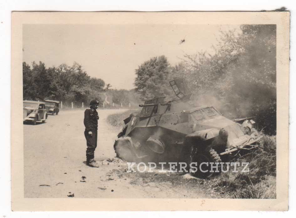 Foto brennender deutscher 4 - Rad Spähpanzer