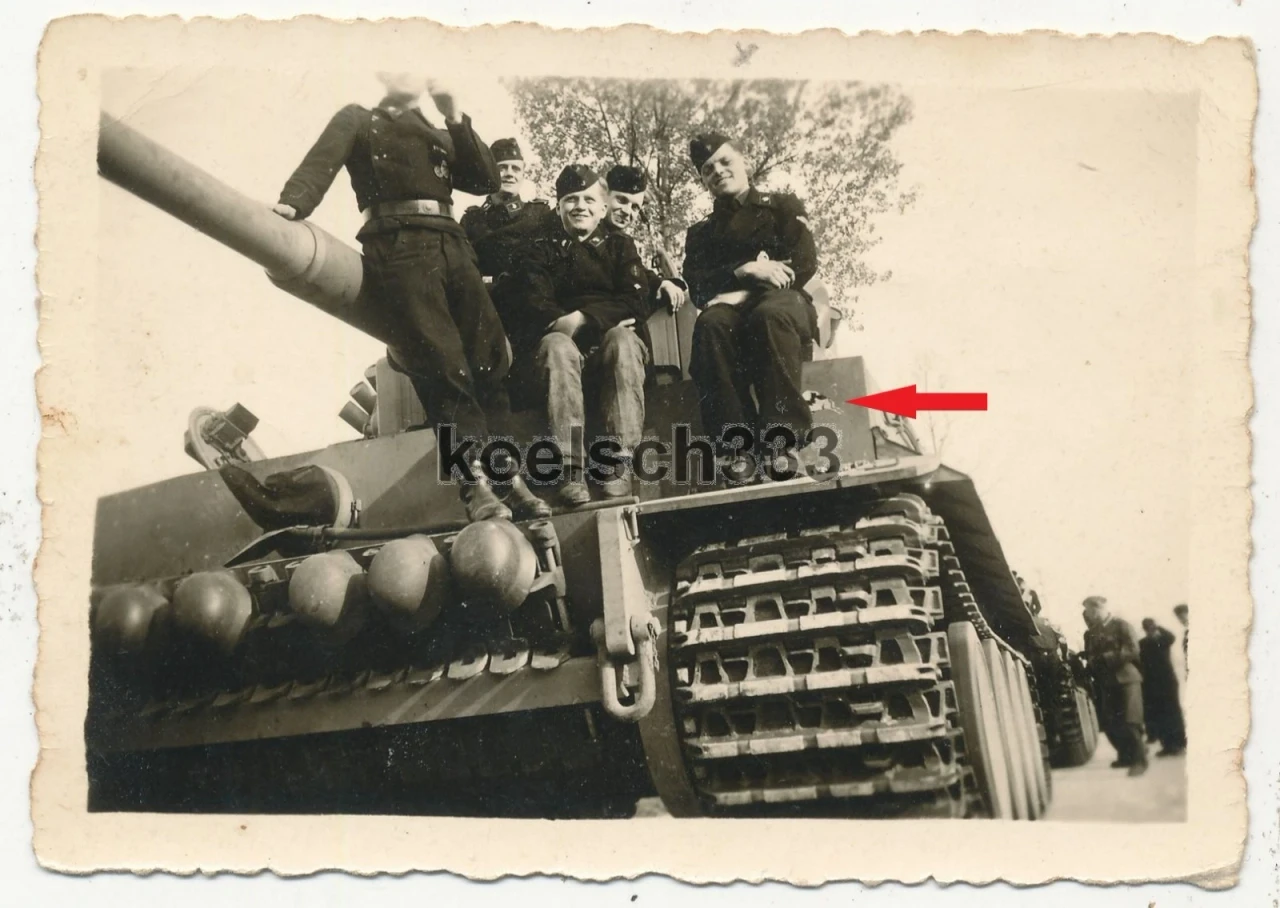 Foto Tiger Panzer Besatzung auf dem schweren Kampfwagen mit Kennung