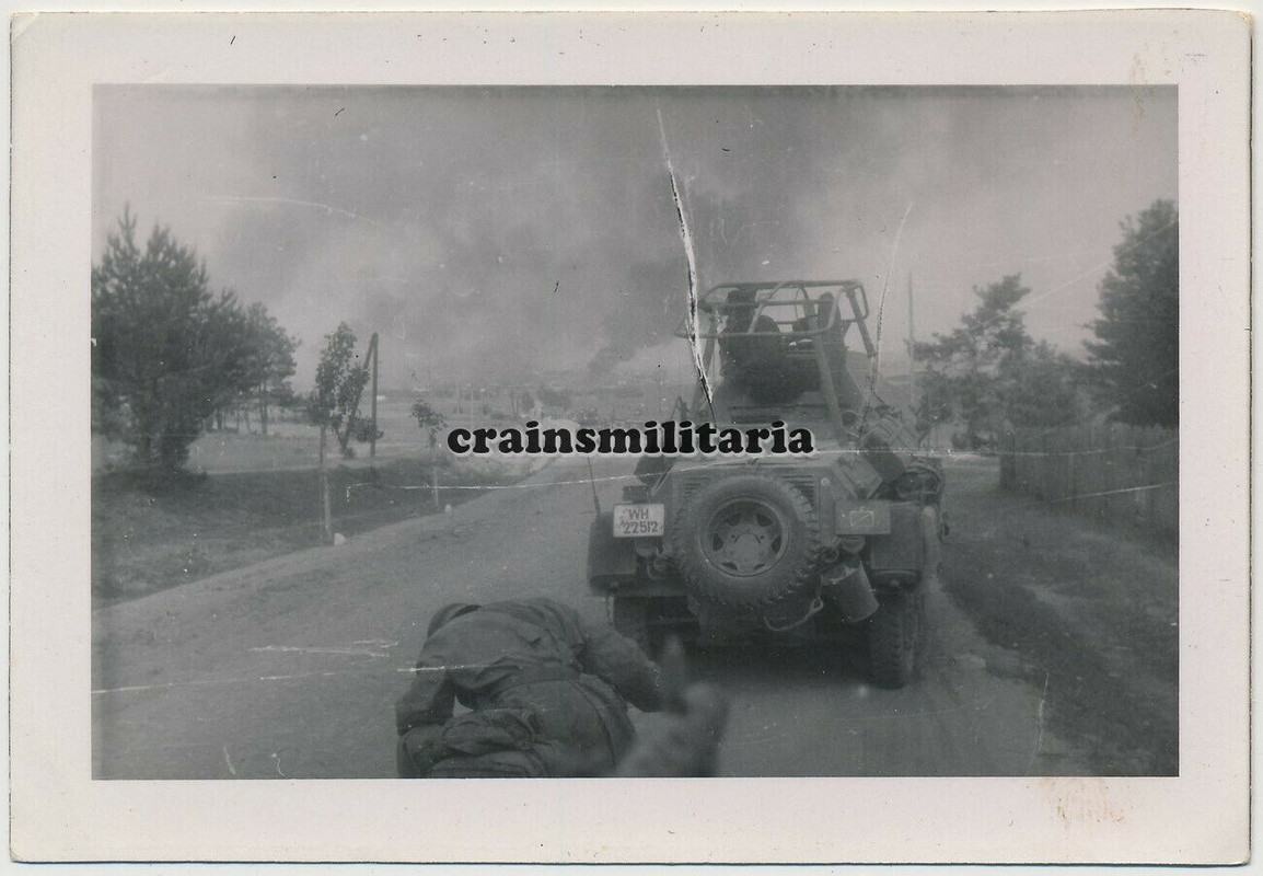 Orig. Foto SdKfz 232 Funk Panzerspähwagen b. Kampf in brennende 