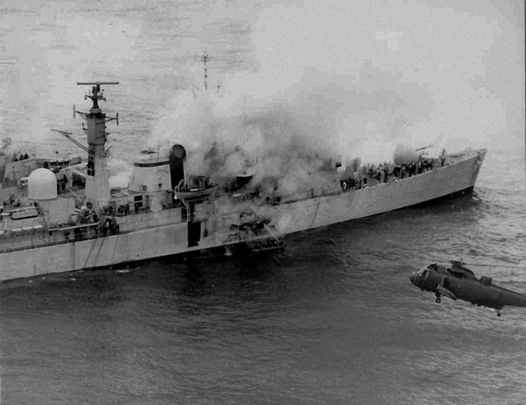HMS Sheffield (D.80) тушение пожара после попадания аргентинской ракеты, 4 мая 1982-3