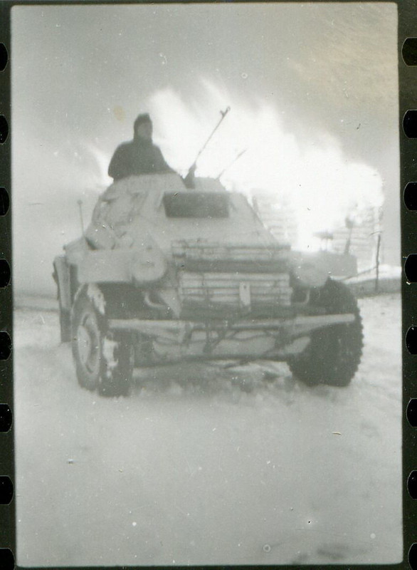 Panzer Spähwagen mit Wintertarn im Kampfeinsatz