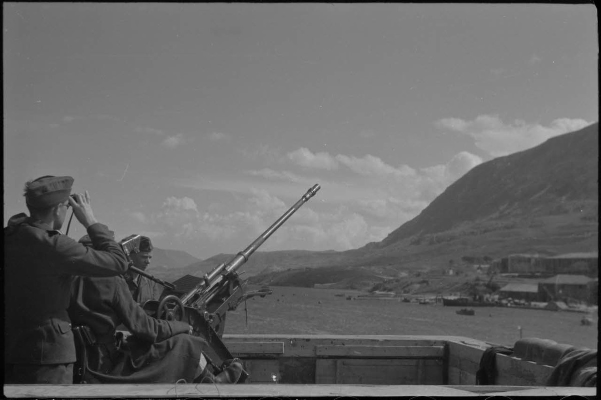En Crète, des servants allemands d'une pièce de DCA légère de 2 cm FlaK.2
