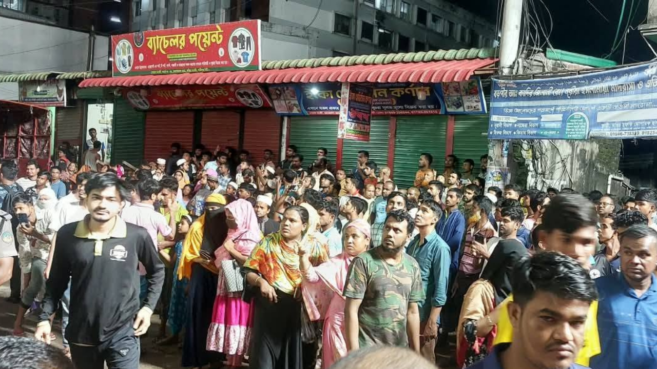 সহকর্মীদের খোঁজে গাজীপুরে পোড়া পোশাক কারখানায় শ্রমিকদের ভিড়
