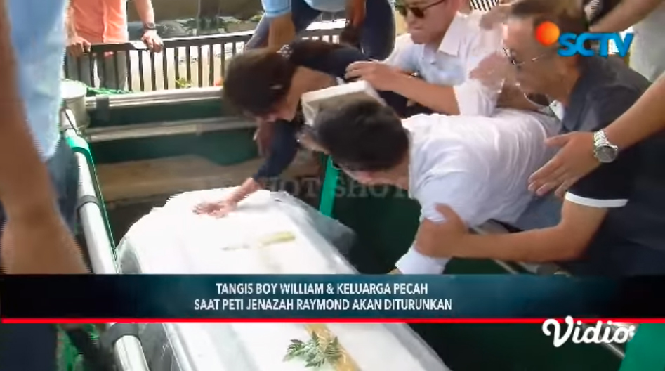 Boy William dan keluarga menangis saat jenazah sang adik Raymond William hendak diturunkan ke liang lahat.