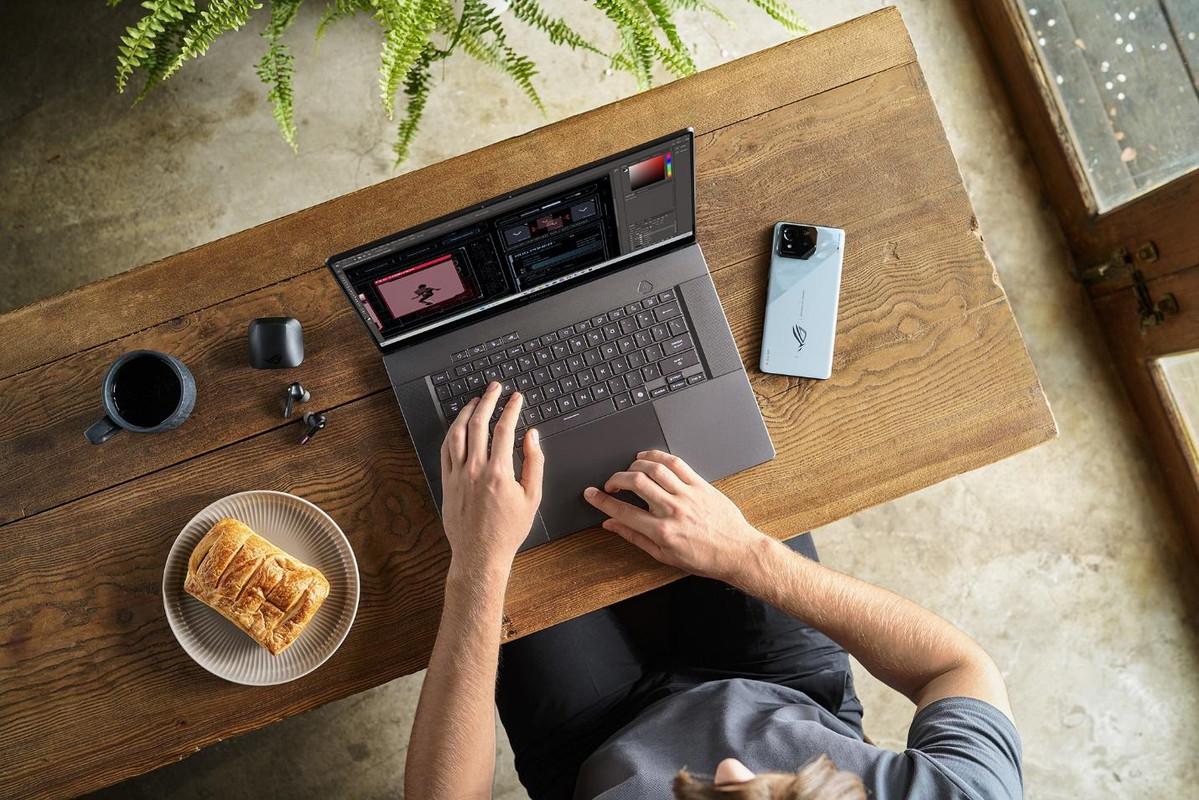 A person sitting at a table using a computerDescription automatically generated A person sitting at a table using a computerDescription automatically generated