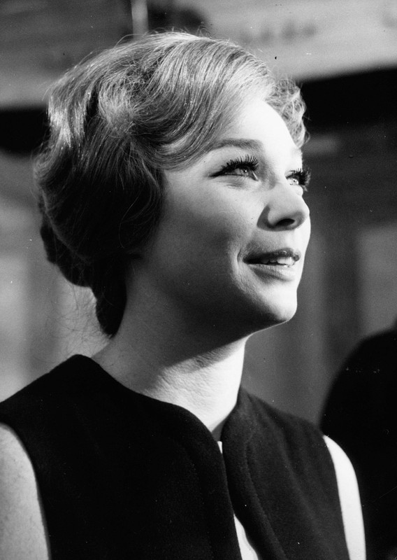 Shirley_MacLaine_b61