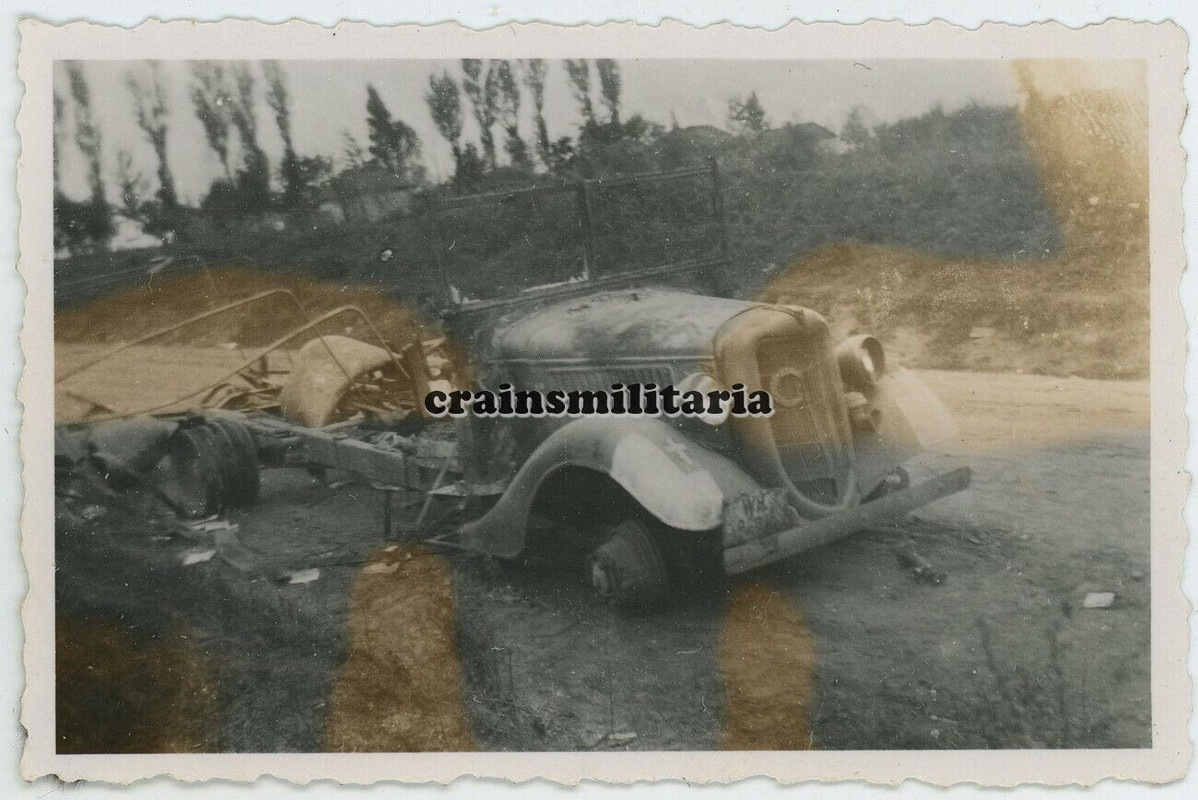 Orig. Foto zerstörte Lkw m. Wappen Truppenkennzeichen in Russland 1941