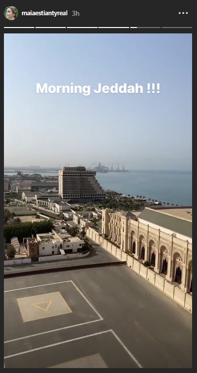 Maia Estianty dan Irwan Mussry menikmati suasana pagi di Jeddah