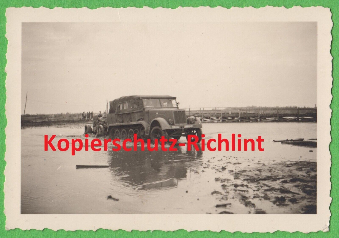 Wehrmacht Russland schwere Halbketten-Zugmaschine & Geschütz in Fluss