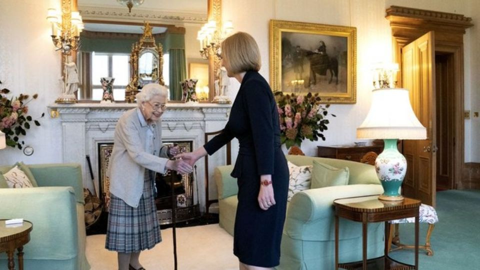 Boris Johnson da último discurso y promete apoyo a Liz Truss quien se reunió con la Reina Isabel II