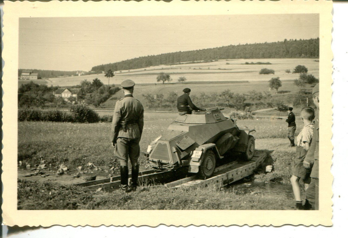 Späh - Panzer Tank Wehrmacht fährt über Behelfsb