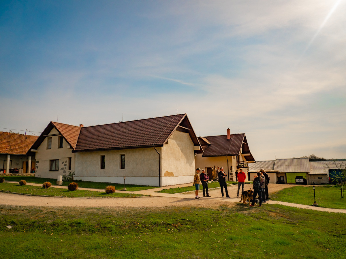 Partnerom zo zahraničia sme ukázali ekologické riešenia na sociálnej farme v obci Bzovík