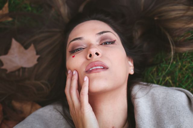 a woman wearing simple and easy fall makeup look 