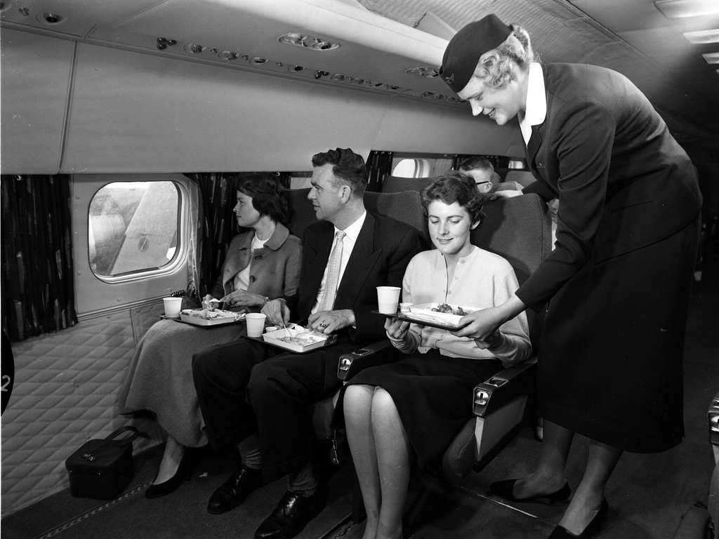 Kelas ekonomi menggunakan penerbangan KLM pada tahun 1958.