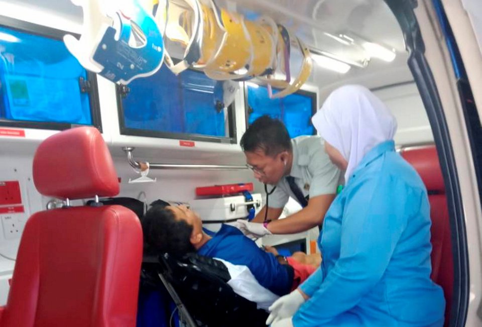 pegawai perubatan dalam ambulan