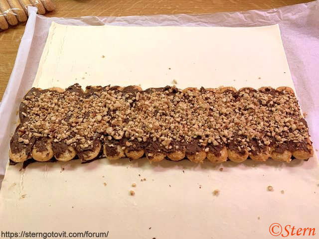 Слоёный пирог с шоколадной пастой и орехами