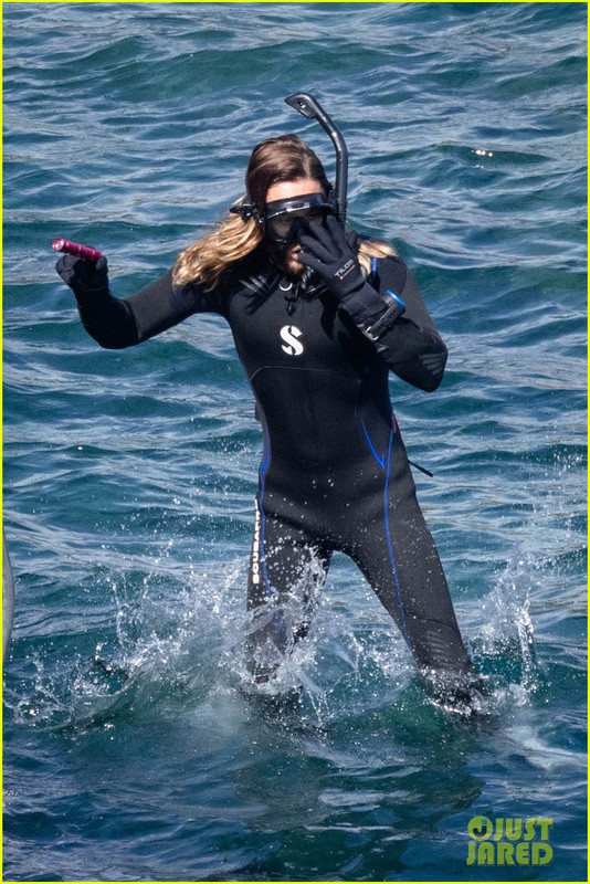 jared-leto-goes-scuba-diving-on-vacation-in-italy-04.jpg