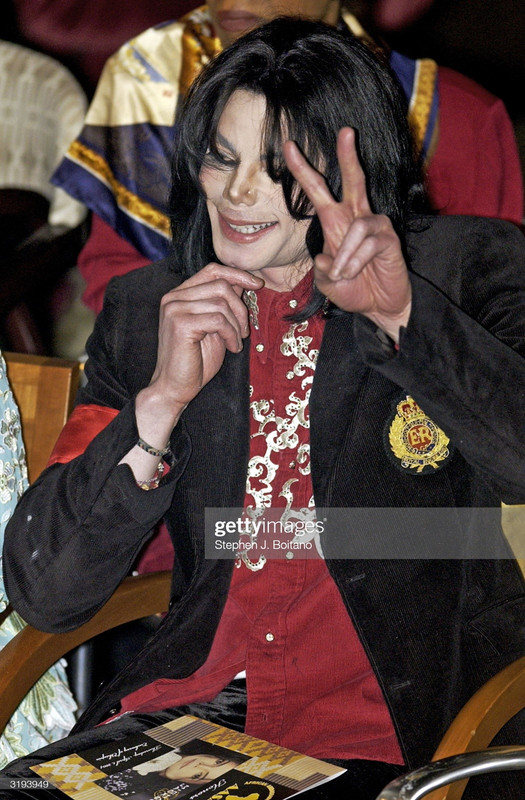 Michael-Jackson-Receives-The-Humanitarian-Award-In-Washington-DC-01-04-2004.jpg