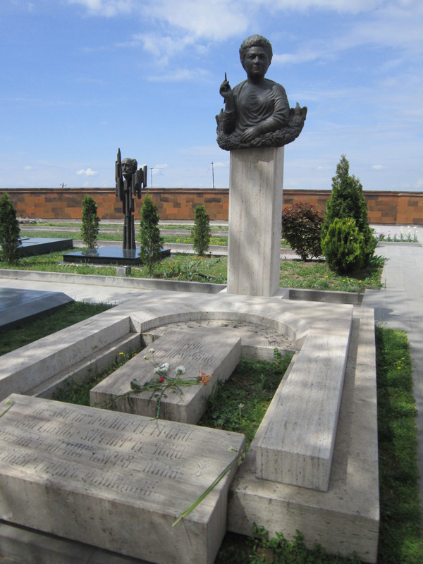 Silva-Kaputikyan-s-tombstone-in-Komitas-Pantheon