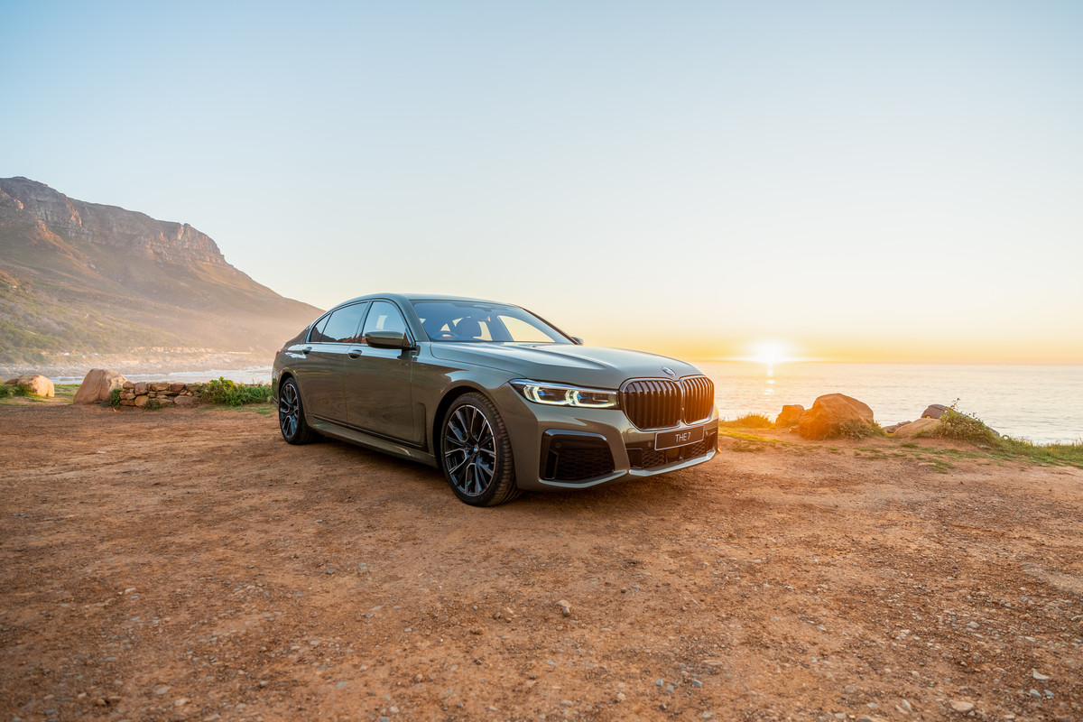 P90406526_highRes_the-bmw-745le-xdrive
