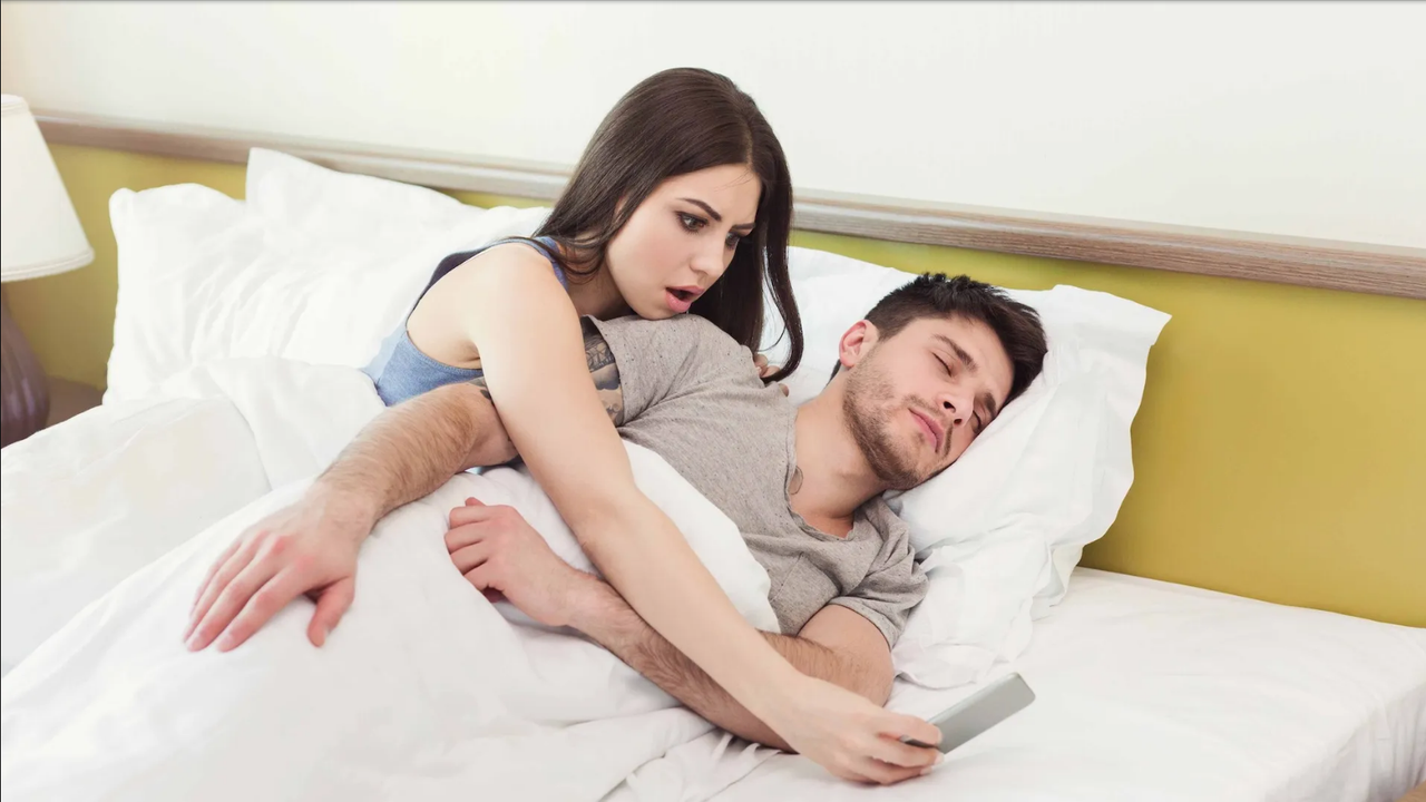 ¿Cuál es el significado de que un hombre esconda su celular?