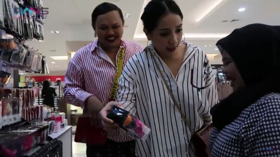 Nagita Slavina membelikan Rahmawati Kekeyi beauty blender
