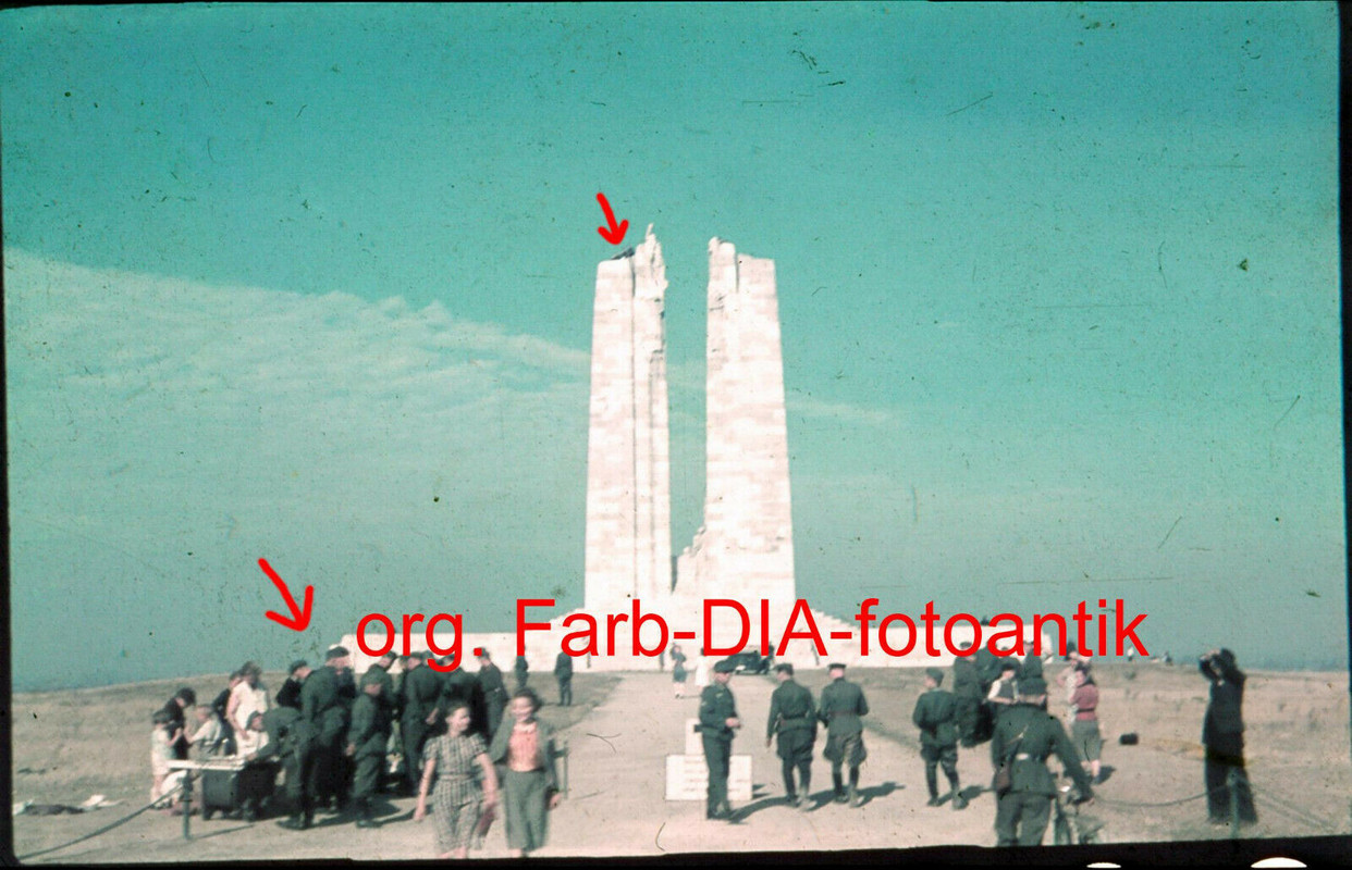 Foto 2WK org. Farb DIA Frankreich Denkmal Vimy Soldaten Frau Besichtigung Top