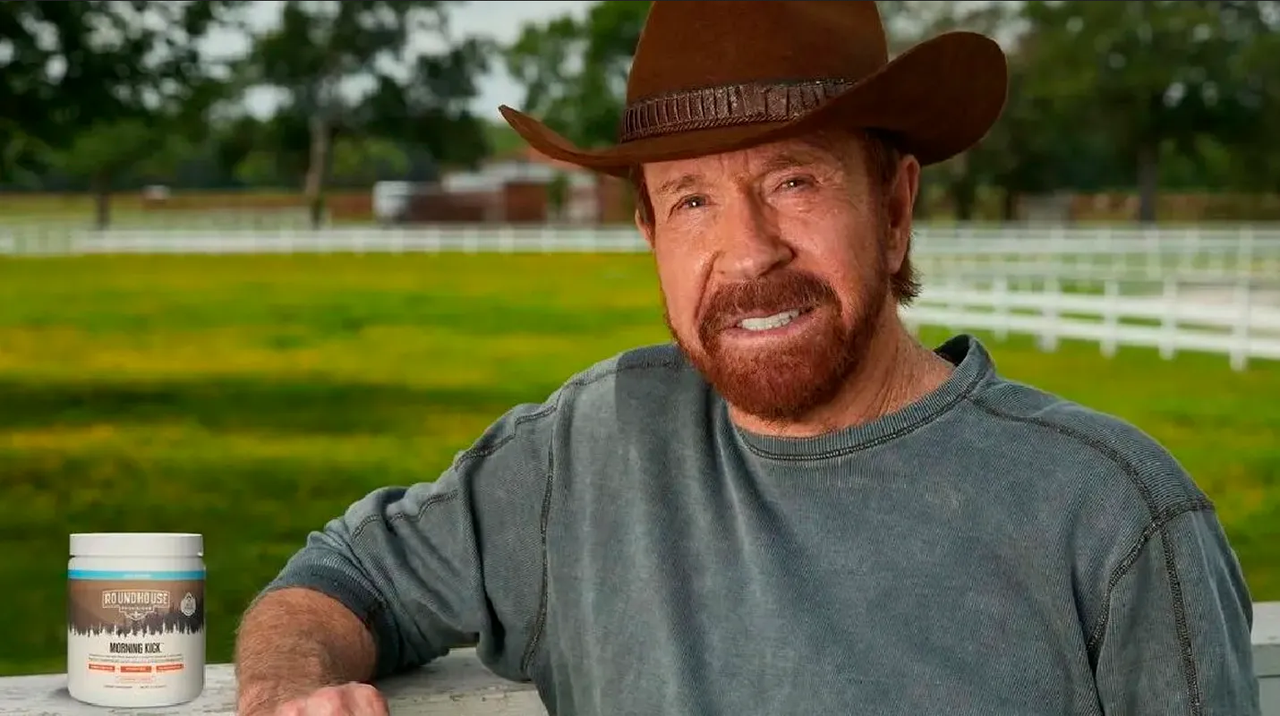 Chuck Norris presume que tiene un increíble físico a sus 84 años: “Me siento de 48 años”