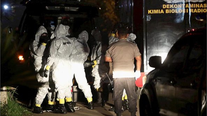 Anggota Tim Dekontaminasi Kimia, Biologi, dan Radioaktif Polri bersiap menyemprotkan disinfektan di sebuah perumahan di Depok, Jawa Barat, Senin (2/3/2020). Penyemprotan ini dilakukan setelah ditemukan dua kasus positif terinfeksi Covid-19.