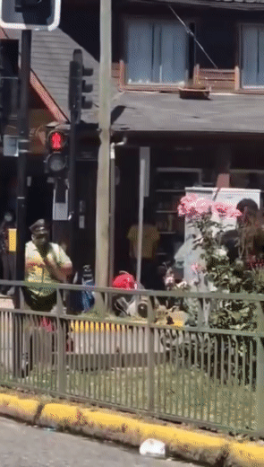 Carabinero-dispara-a-malabarista-en-Panguipulli-Chile.gif