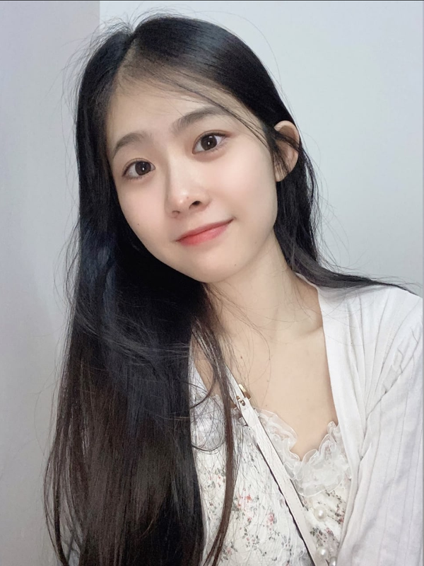 迷人小妖精五官很深邃 真的很好看 身材很好 定時在健身 該大的地方大