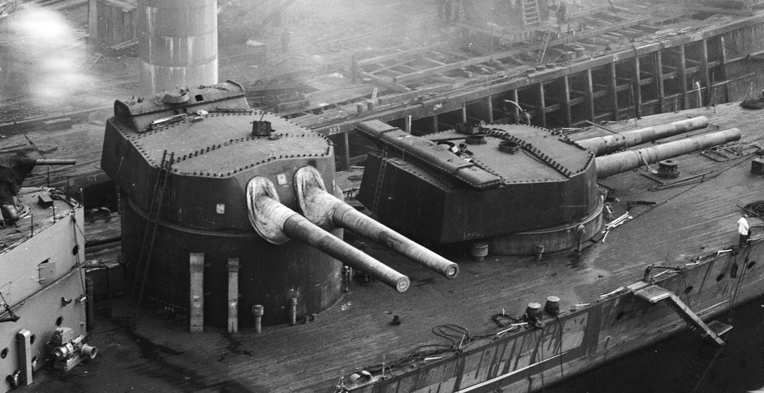 x-and-y-mark-ii-15-inch-turrets-of-the-battle-cruiser-hms-v0-anczfzep3wad1.webp