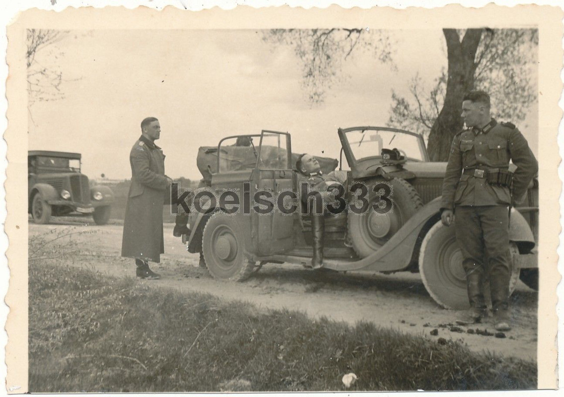 Offizier schläft im Mercedes Benz PKW