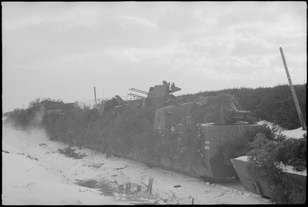 Un train blindé allemand surmonté d'un canon antiaérien quadruple, de type 2 cm FlaKvierling 38.
