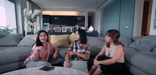 Prilly Latuconsina ngobrol dengan Nikita Willy dan adiknya
