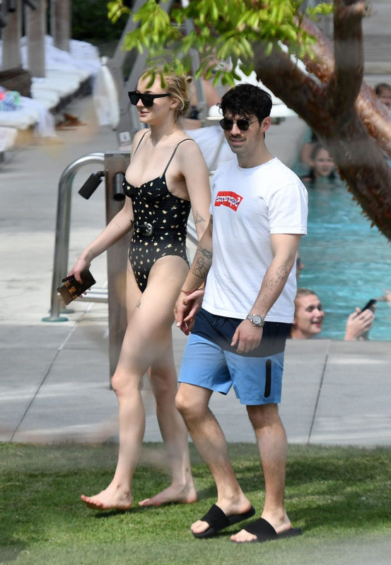 Sophie-Turner-upskirtSTARS.com (1)