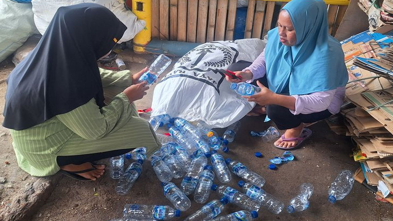 Peran Ibu-Ibu di Pulau Kelapa Sebagai Garda Terdepan Melawan Sampah Laut