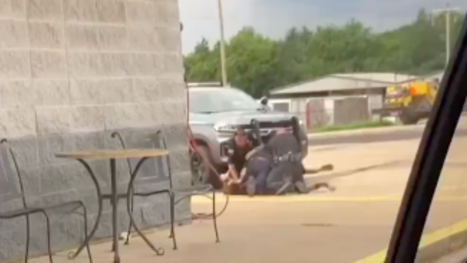 FUERTE VIDEO: Policías en EU someten a un hombre en plena vía pública