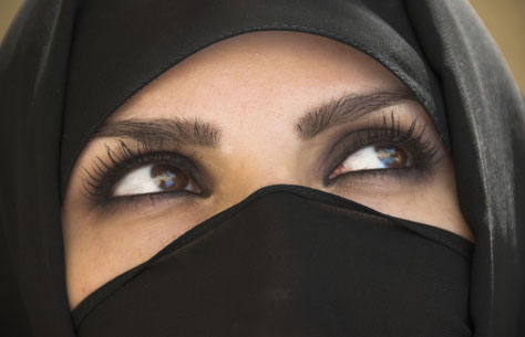 http://iranpoliticsclub.net/photos/chador1/images/Sexy%20Muslim%20Woman%20Chador%20Eyes%201.jpg