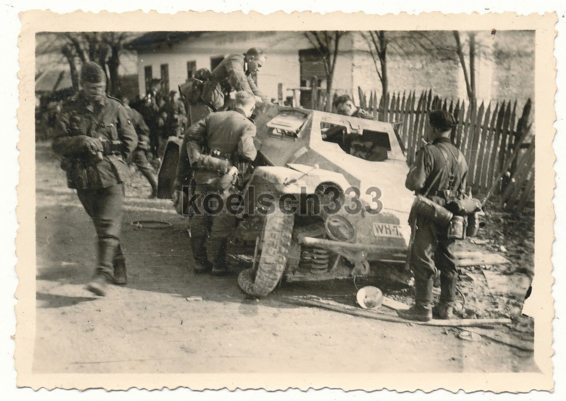 Foto Landser am 4 Rad Panzer Spähwagen Wrack Pol