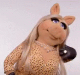 miss-piggy-combing-hair-gplbzl2121t48okj.gif