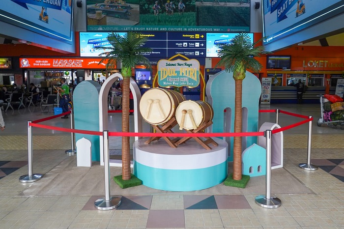 Ornamen khas Lebaran turut menghiasi area stasiun seperti gerbang, loket dan hall. 