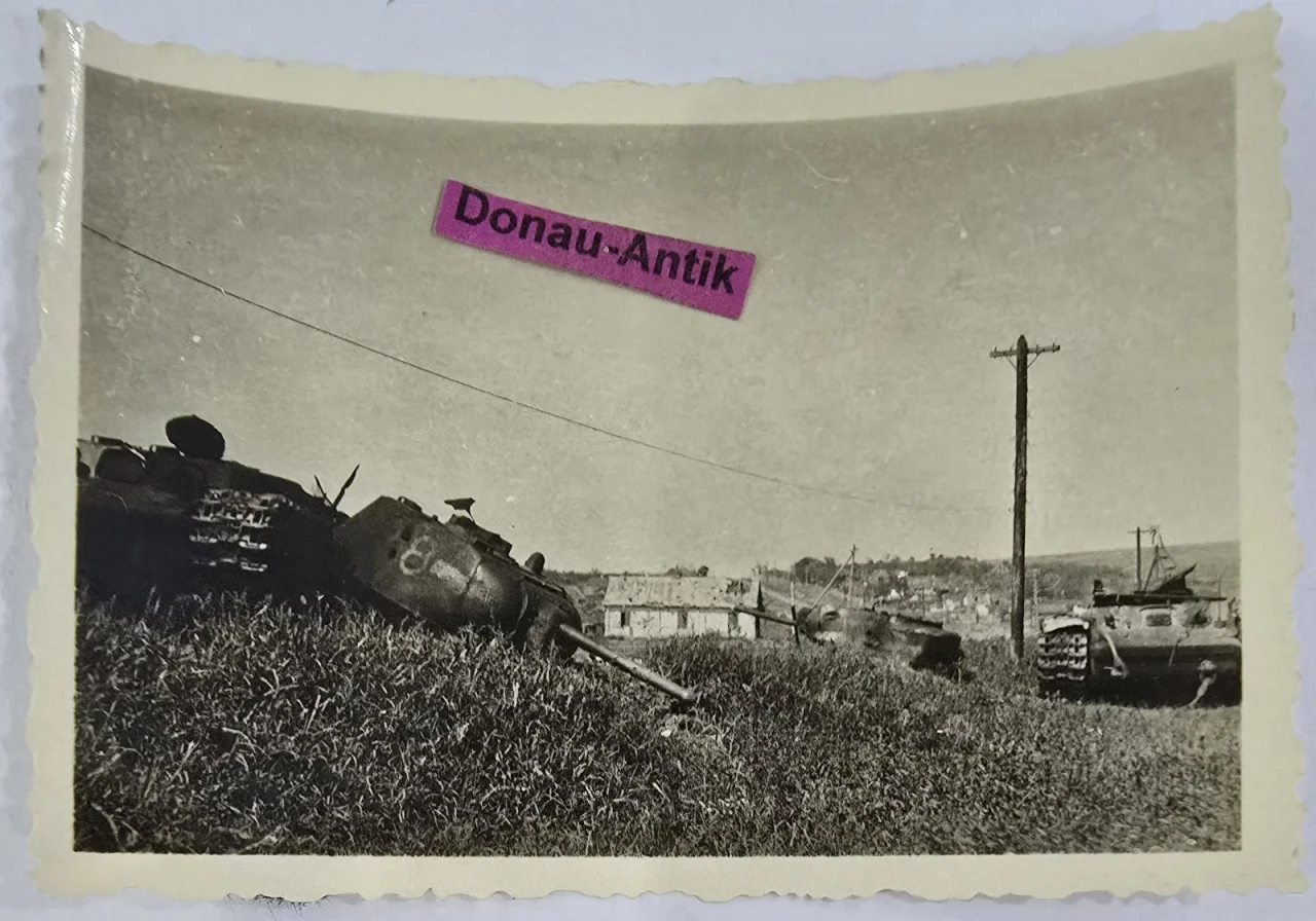 Foto Zerstörtes Russischer Panzer T 34 Tank Panzerturm Kennung 8 Sturmgeschütz