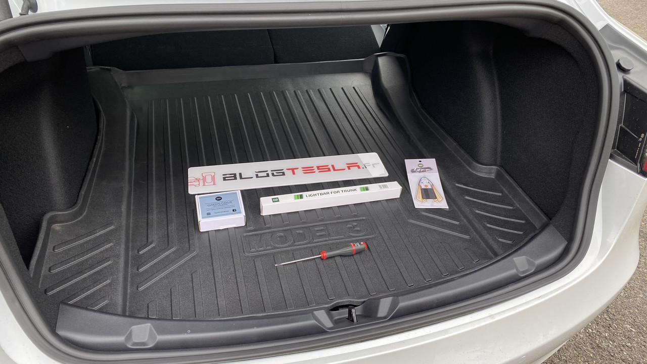 Barre Led éclairage coffre - Forum et Blog Tesla